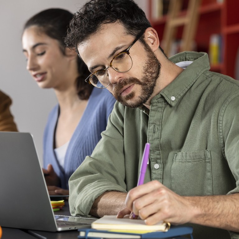 jovem-escrevendo-durante-a-sessao-de-estudo.jpg jovem-escrevendo-durante-a-sessao-de-estudo.jpg