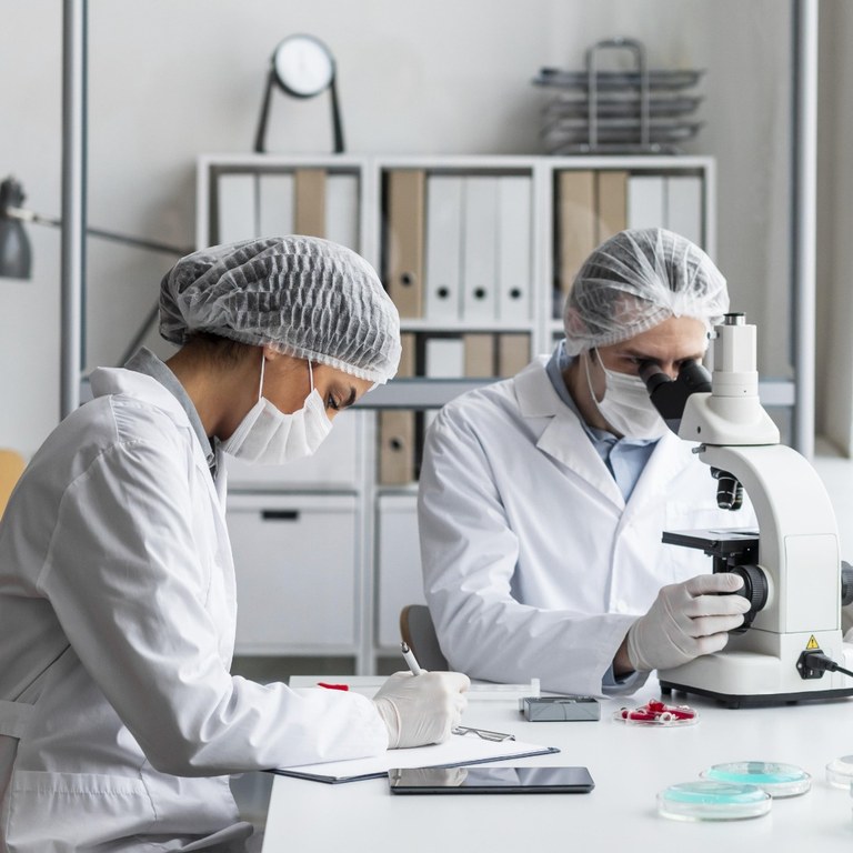 cientistas-de-tiro-medio-em-laboratorio.jpg cientistas-de-tiro-medio-em-laboratorio.jpg